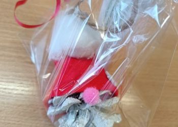 Powiększ zdjęcie: Breloczek z szyszki w kształcie mikołaja - z bilecikiem Przygotował i sporządził uczeń szkoły Zespołu Szkół Specjalnych w Skoczowie – Oddziałów w Beskidzkim Zespole Leczniczo-Rehabilitacyjnym w Jaworzu. .