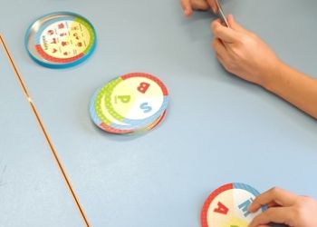 Powiększ zdjęcie: Uczniowie grają w gry karciane - podają wyrazy na wskazaną literę.