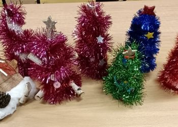 Powiększ zdjęcie: Wykonane ze stożków, kolorowych łańcuchów, drewnianych patyczków i tkanin mikołajkowe upominki dla bliskich.