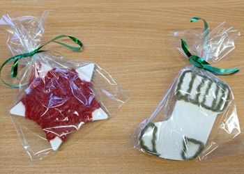 Powiększ zdjęcie: Ozdoby na choinkę w kształcie gwiazdki i skarpetki wykonane na kiermasz świąteczny do "Galerii Sztuki na Zdrojowej" w Jaworzu.