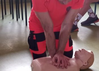 Powiększ zdjęcie: Wykonywanie resuscytacji krążeniowo-oddechowej z udziałem ratownika medycznego.