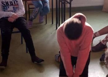 Powiększ zdjęcie: Wykonywanie resuscytacji krążeniowo-oddechowej przez uczniów.