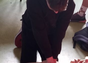 Powiększ zdjęcie: Wykonywanie resuscytacji krążeniowo-oddechowej przez uczniów.