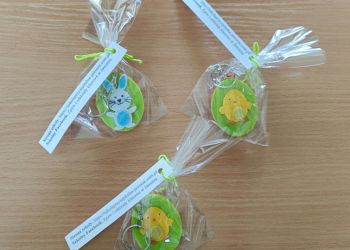 Powiększ zdjęcie: Breloczki w kształcie jajka z motywem wiosennym wydrukowane na drukarce 3D - z dekoracjami z filcu z bilecikiem Strona szkoły: https://szkolaprzyszpitalna-jaworze.com.pl/ Szkolny Facebook: Zpzw i oddziały klasowe w Jaworzu.