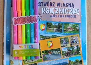 Powiększ zdjęcie: Wyróżnienie - uzyskanie przez uczennicę klasy V wyróżnienia w Międzyszkolnym Konkursie Plastycznym „Zimowy pejzaż” - nagrody cienkopisy Neon, karki pocztowe Rabka Zdrój i zestaw kreatywny - Stwórz własną księżniczkę..