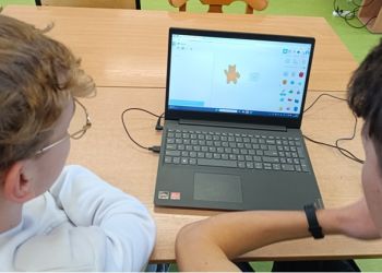 Powiększ zdjęcie: Uczniowie projektujący misia 3D.