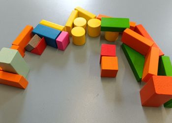 Powiększ zdjęcie: Projekt pokoju 3D z drewnianych klocków.