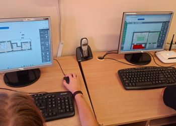 Powiększ zdjęcie: Uczniowie projektujący domy -  utrwalają w praktyce wiadomości z zakresu skali na planie, figur i brył geometrycznych. Uczą się przez praktyczne działanie.