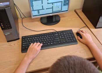 Powiększ zdjęcie: Uczeń projektujący dom -  utrwala w praktyce wiadomości z zakresu skali na planie, figur i brył geometrycznych. Uczy się przez praktyczne działanie.