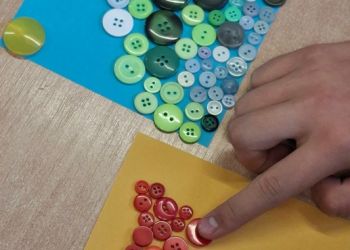 Powiększ zdjęcie: Utworzony pejzaż i kwiat z guzików.