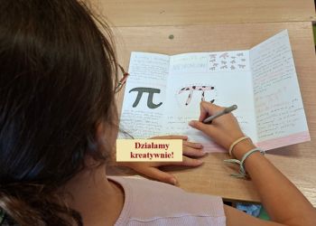 Powiększ zdjęcie: Uczennica wykonuje lapbook pt.: „Liczby i działania w życiu codziennym” - charakteryzuje liczbę Pi. Działamy kreatywnie!