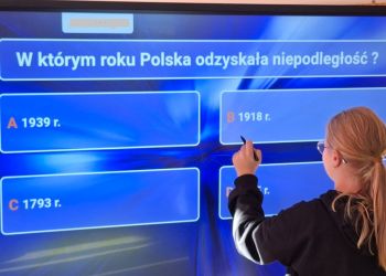 Powiększ zdjęcie: Udział w quizach i konkursie z wykorzystaniem technologii informacyjno-komunikacyjnej - W którym roku Polska odzyskała niepodległość? 1939 r., 1918 r., 1793 r. czy w 1995 r.? Uczennica zaznacza odpowiedź 1918 r.