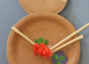 Powiększ zdjęcie: Zajączek z talerzy papierowych, rurek i bibuły.