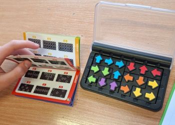 Powiększ zdjęcie: Układanie gry logicznej dotyczącej układu strzałek.