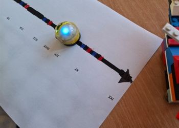 Powiększ zdjęcie: Programowanie i rysowanie trasy dla Ozobota, które przebył wykonany pojazd z klocków LEGO na przestrzeni wieków - wieku XV, XVI, XVII, XVIII, XIX i XX.