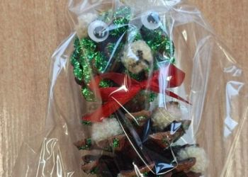 Powiększ zdjęcie: Miś 3D wykonany z szyszek, pomponów i wstążek.