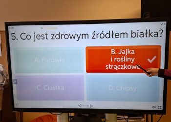 Powiększ zdjęcie: Ćwiczenie interaktywne – 5. Co jest głównym źródłem białka? Z pośród odpowiedz A. Parówki, B. Jajka i rośliny strączkowe, C. Ciastka, D. Chipsy uczeń wybiera B. Jajka i rośliny strączkowe.