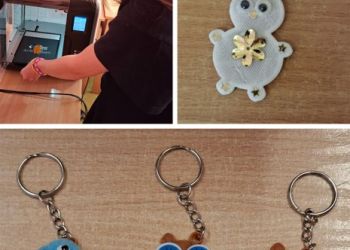 Powiększ zdjęcie: Uczennica wyjmuje misia 3D z drukarki 3D, obok breloczek w kształcie misia 3D - białego z złotymi gwiazdkami. Poniżej trzy breloczki w kształcie misia - zaprojektowane i wydrukowane na drukarce 3D i udekorowane pomponami, cekinami i szalikiem z kreatywnego drucika.