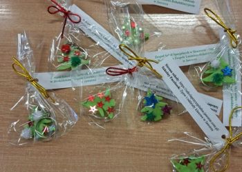 Powiększ zdjęcie: Breloczki 3D w kształcie choinek z cekinami, pomponami i gwiazdkami z brokatu - z bilecikiem z napisem Zespół Szkół Specjalnych w Skoczowie – Oddziały w Beskidzkim Zespole Leczniczo-Rehabilitacyjnym w Jaworzu oraz Strona szkoły: https://szkolaprzyszpitalna-jaworze.com.pl/ Szkolny Facebook: Zpzw i oddziały klasowe w Jaworzu.