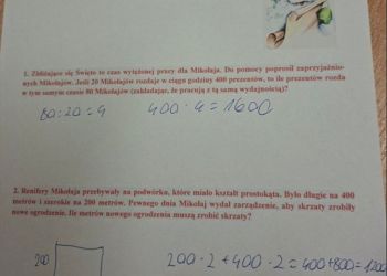 Powiększ zdjęcie: Uczniowie rozwiązują Mikołajkowe zagadki matematyczne. Zagadka 1. Zbliżające się Święto to czas wytężonej pracy dla Mikołaja. Do pomocy poprosił zaprzyjaźnionych Mikołajów. Jeśli 20 Mikołajów rozdaje w ciągu godziny 400 prezentów, to ile prezentów rozda w tym samym czasie 80 Mikołajów (zakładając, że pracują z tą samą wydajnością)? Rozwiązanie 80:20 = 4, 400x4 = 1600. Zagadka 2. Renifery Mikołaja przebywały na podwórku, które miało kształt prostokąta. Było długie na 400 metrów i szerokie na 200 metrów. Pewnego dnia Mikołaj wydał zarządzenie, aby skrzaty zrobiły nowe ogrodzenie. Ile metrów nowego ogrodzenia muszą zrobić skrzaty? Rozwiązanie – rysunek prostokąta o wymiarach 200x400 i zapis obliczeń: 200 x 2 + 400 x 2 = 400 + 800 = 1200.