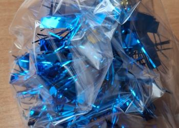 Powiększ zdjęcie: Choinka ze stożka z cekinami, łańcuchem dekoracyjnym oraz gwiazdkami z brokatu - z bilecikiem Strona szkoły: https://szkolaprzyszpitalna-jaworze.com.pl/ Szkolny Facebook: Zpzw i oddziały klasowe w Jaworzu oraz z napisem Zespół Szkół Specjalnych w Skoczowie – Oddziały w Beskidzkim Zespole Leczniczo-Rehabilitacyjnym w Jaworzu.