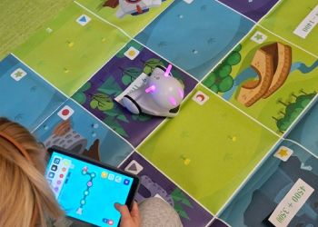 Powiększ zdjęcie: Uczennica programująca drogę robotowi Photon do zadań dotyczących rachunków pamięciowych 9ꞏ110000, 4500+3500 i 4ꞏ1200.