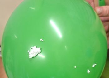 Powiększ zdjęcie: Kawałki styropianu przywarły do balonu.