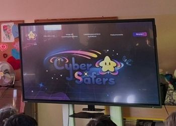 Powiększ zdjęcie: Uczniowie oglądający wyświetloną na monitorze interaktywnym stronę przez prowadzącego warsztaty z zespołu projektu CyberSafers – Kilka słów o nas, Wstęp do cyberbezpieczeństwa, Cyberbezpieczeństwo w praktyce, Podsumowanie, Strona 1.