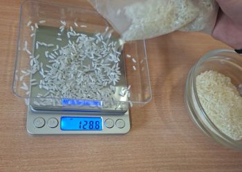 Powiększ zdjęcie: Waga przedstawiająca przygotowanie takiej samej ilości ryżu do miseczek (128,8 g ryżu).
