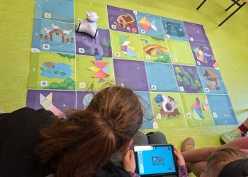 Powiększ zdjęcie: Praca z robotem Photon - programowanie trasy do ułożonych figur z dostępnych części tangramów.