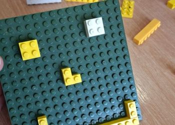 Powiększ zdjęcie: Zadowolenie z konkursu zaprezentowane za pomocą klocków Lego.