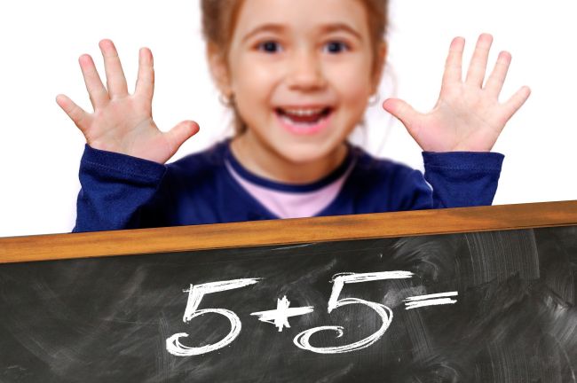 Uczeń wykonuje działanie pięć plus pięć.