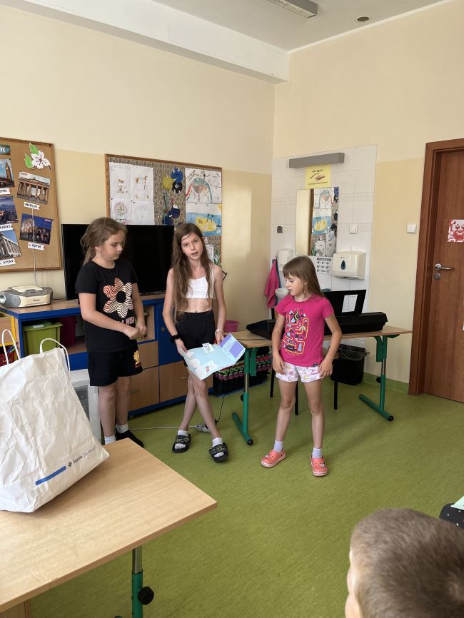 Dzieci prezentują wykonane prace