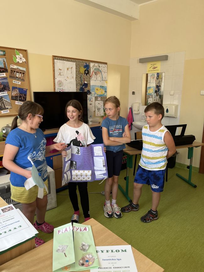 Dzieci prezentują wykonane prace