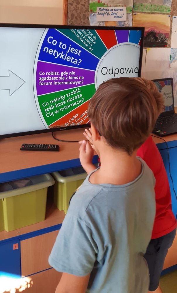 Uczniowie biorący udział w Kole fortuny z zakresu bezpiecznego korzystania z Internetu.