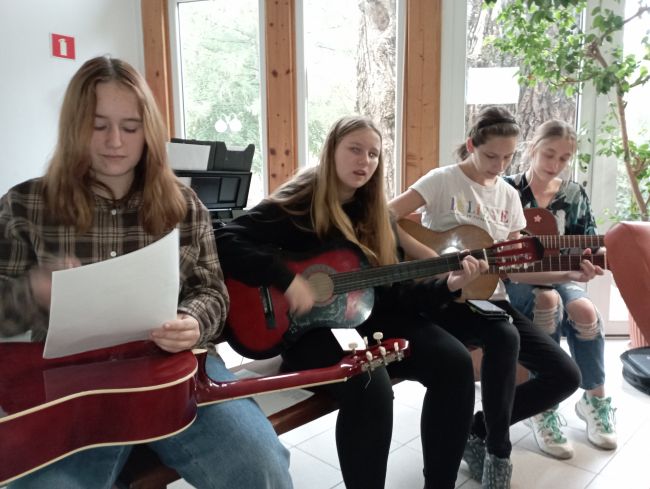 Dziewczęta grające na gitarach
