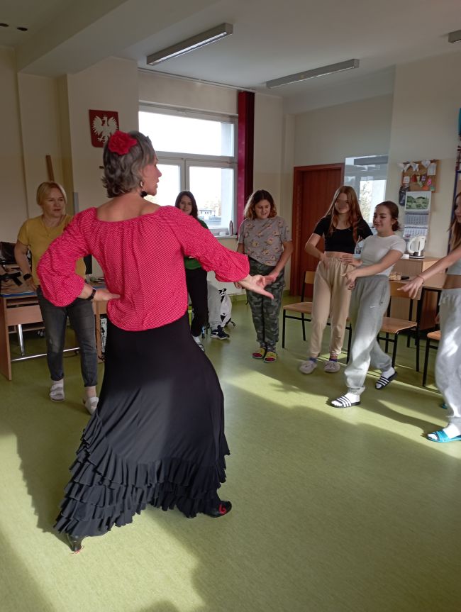 Dziewczęta uczące się podstawowych ruchów w tańcu flamenco