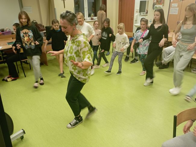 Nauka podstawowych kroków w swingu