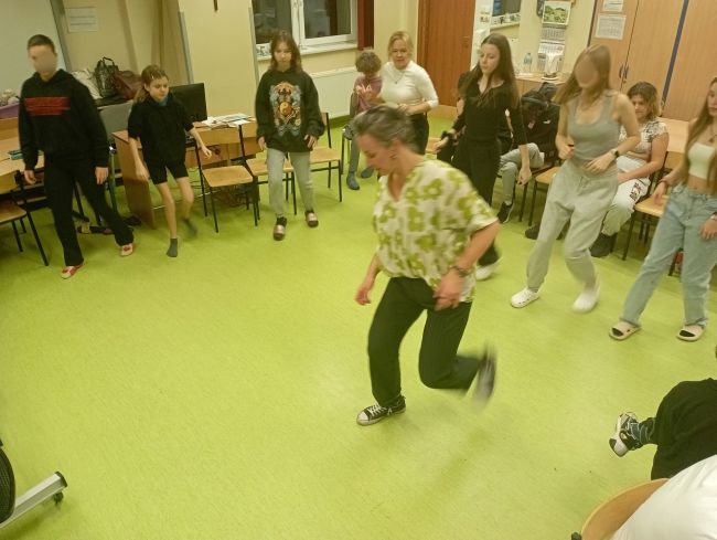 Nauka podstawowych kroków w swingu