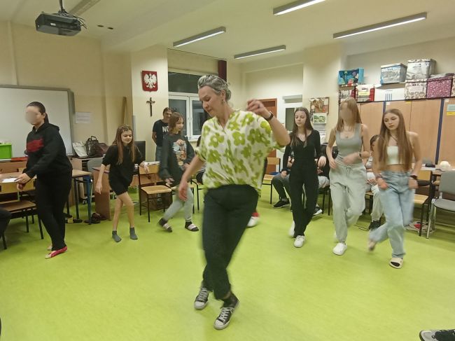 Nauka podstawowych kroków w swingu