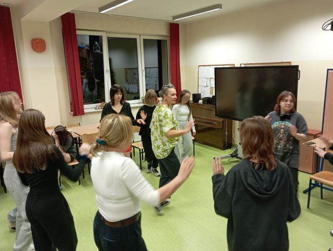 Nauka podstawowych kroków w swingu