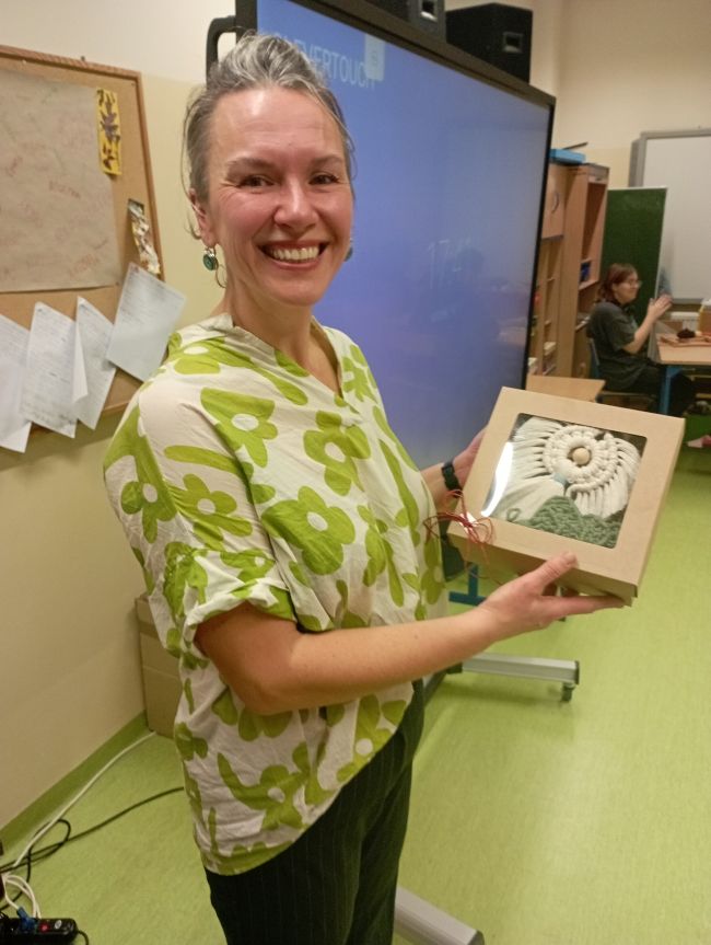 Pani Anna Szuta z pamiątkowym upominkiem z makramy