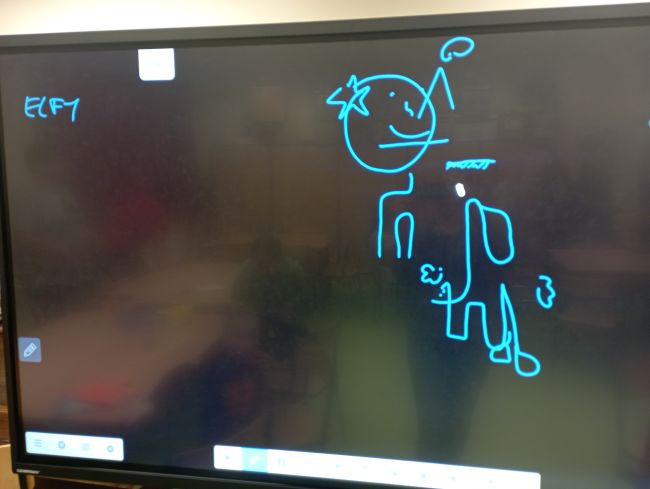 Mikołaj narysowany z zasłoniętymi oczami na tablicy interaktywnej