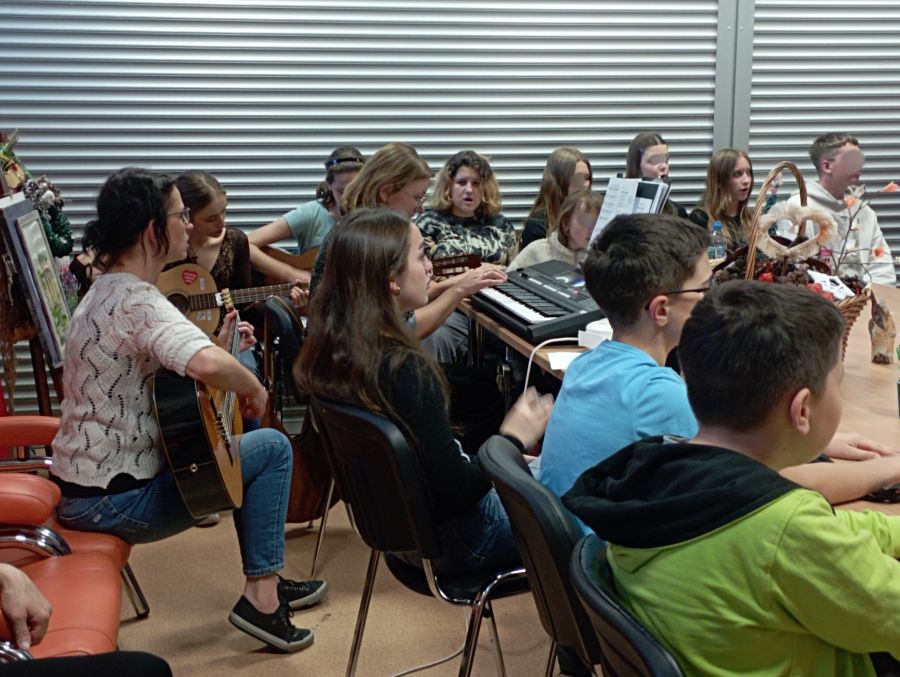 Młodzież z wychowawcami - śpiewają i grają