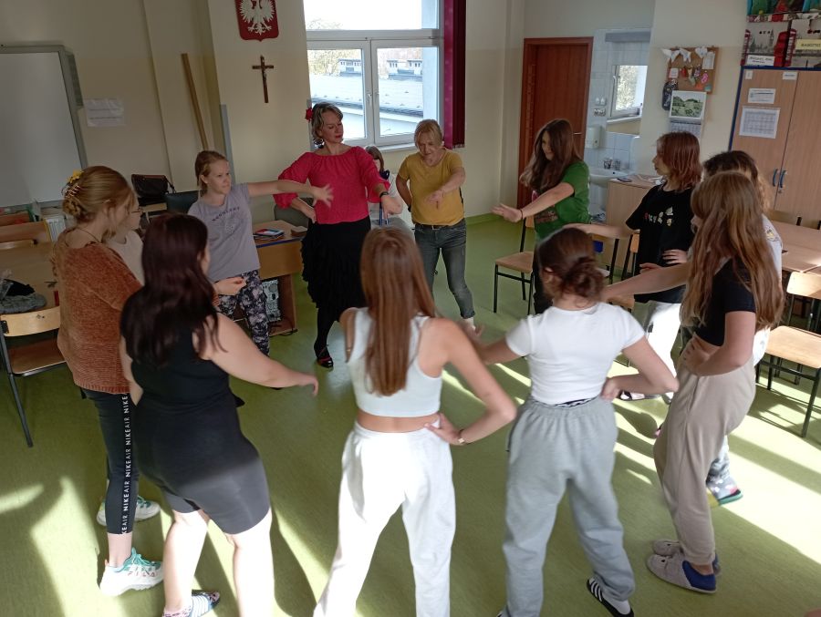 Dziewczęta uczące się podstawowych ruchów w tańcu flamenco