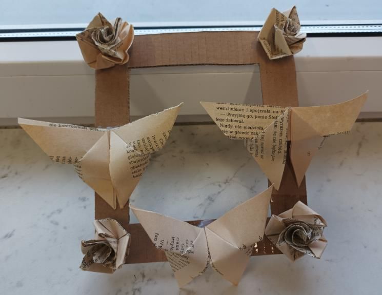 Ramka na zdjęcie wykonana z tektury i ze starych książek.