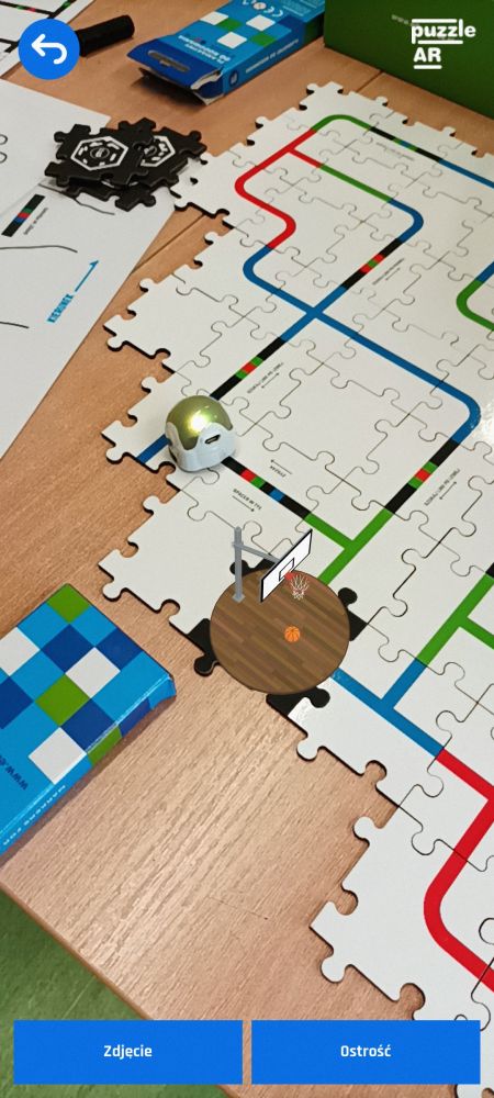 Ułożona trasa z puzzli dla robota Ozobot i prezentacja puzzli AR.