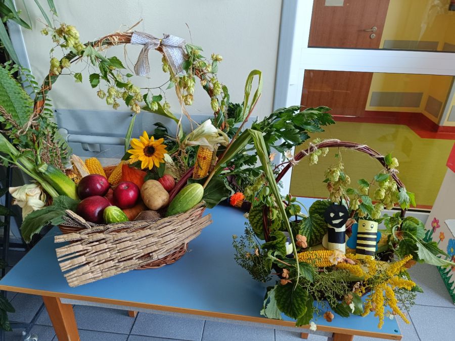 Kosze z jaworzańskimi owocami, warzywami i zbożami.