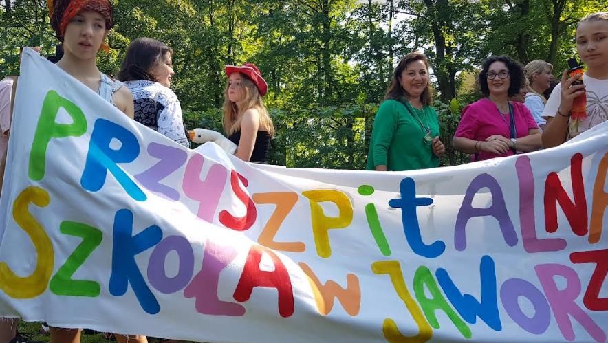 Baner z napisem Przyszpitalna Szkoła w Jaworzu