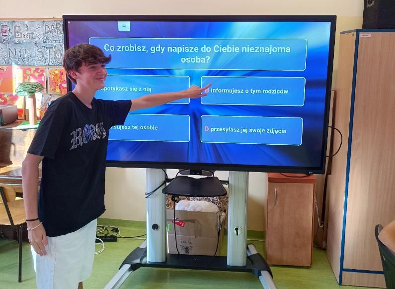 Uczeń uczestniczący w grze interaktywnej dotyczącej bezpieczeństwa w sieci - odpowiada na pytanie Co robisz, gdy napisze do Ciebie nieznajoma osoba? Wybrał odpowiedź poinformujesz o tym rodziców..